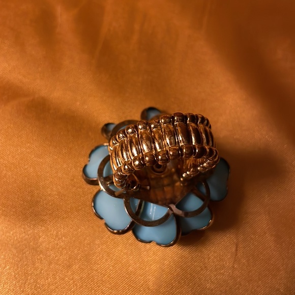 Adjustable turquoise look flower elastic ring w/gold back. Rhinestone in middle - Picture 7 of 9